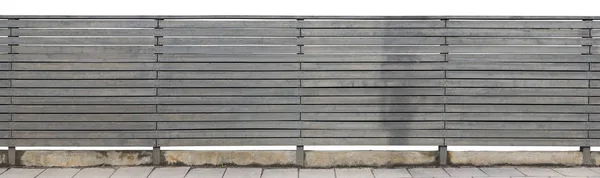 Der ländliche lange massive Zaun besteht aus horizontalen Holzbrettern. — Stockfoto
