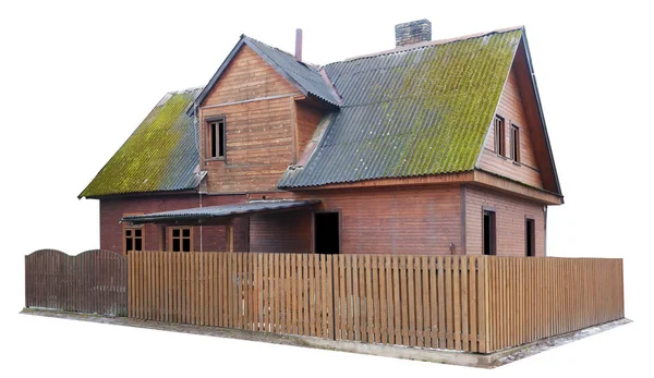 La vieille maison en bois détruite et la clôture de la construction de masse de la — Photo