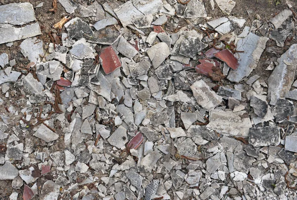 Thousand small splinters of an old tile and plaster on the fores — Stock Photo, Image