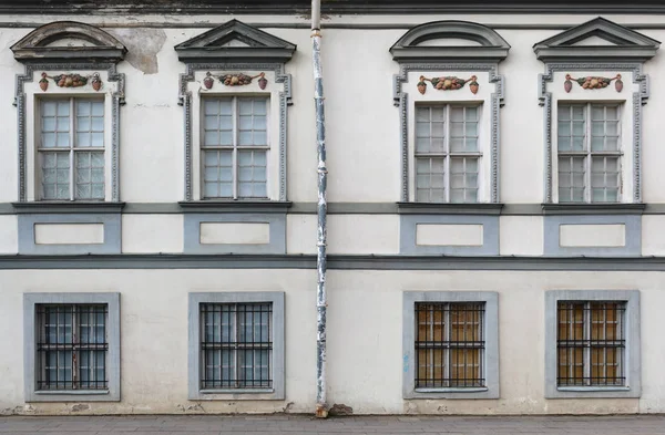 Acht Vintage-Fenster mit rostigen Stahlgittern — Stockfoto