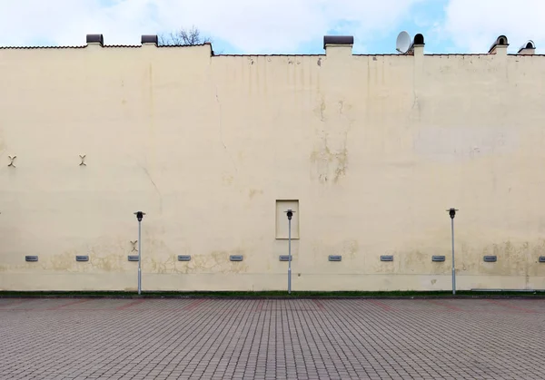 Burası boş şehir eski evin bahçesinde bir park araba. 