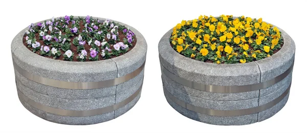 Dois vasos de flores de rua grandes são feitos de granito cinza na forma — Fotografia de Stock