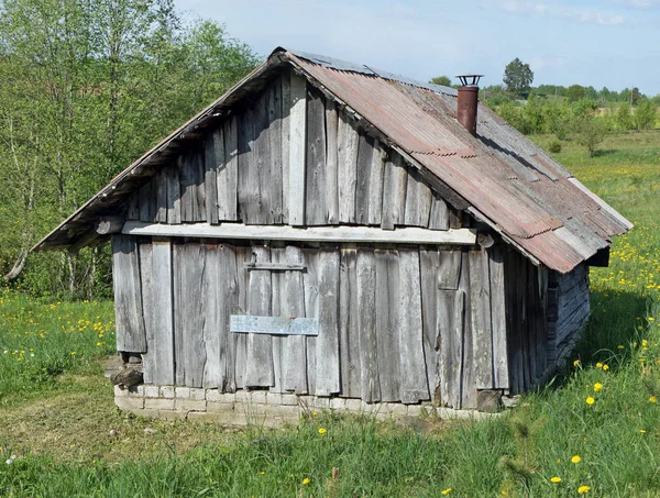 Le petit hangar rural en bois cassé sans nom — Photo