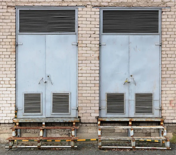 Twee grijze vintage metalen poorten — Stockfoto