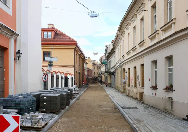 Naprawy, wyłączonej z ruchu kołowego części miasta wąskiej ulicy — Zdjęcie stockowe