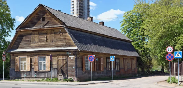 L'antica casa in legno di costruzione della fine del XIX secolo — Foto Stock