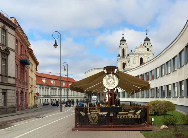 He street beer  restaurant is located near a gymnasium — Stock Photo, Image