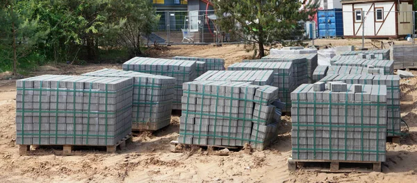 Travar av ny betong betongplattor på träpallar. — Stockfoto