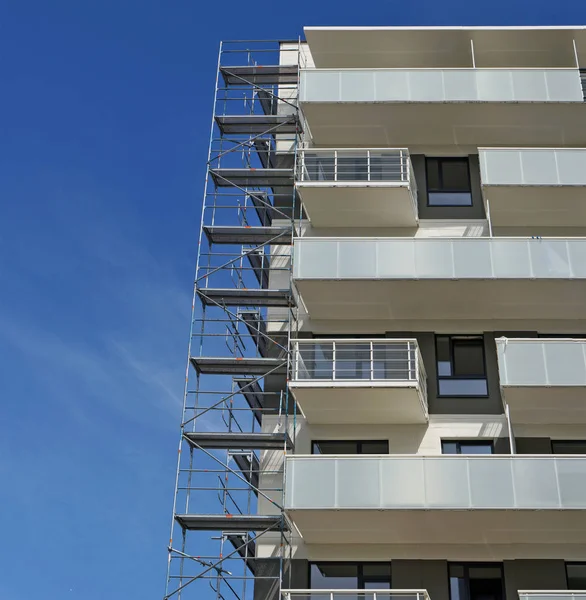 Fragment van een nieuwe bewoonde appartementenhuis en metalen gebouw c — Stockfoto