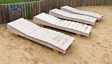 Boş ahşap beyaz şezlong kumlu Nehri kıyısında.