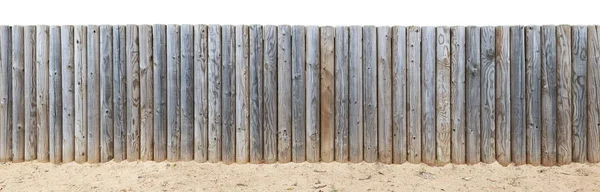 Boven aan de zandige heuvel is er een houten hek van shot verti — Stockfoto