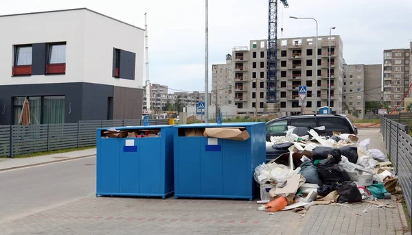 Переповнені сміттєві контейнери та резервуари поблизу площі конуса — стокове фото