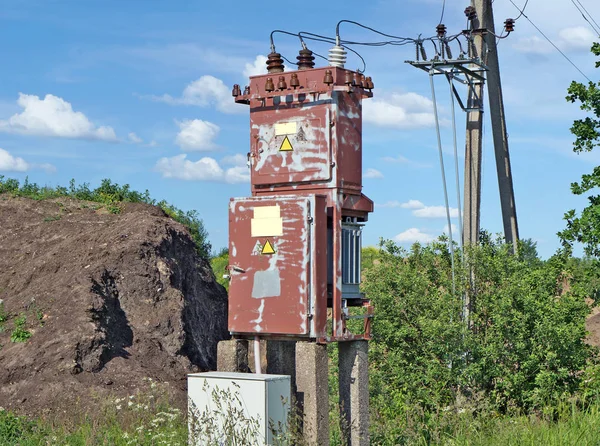 El viejo transformador distributivo eléctrico rural destruido —  Fotos de Stock