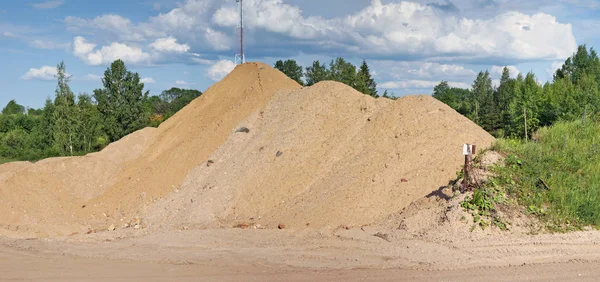 Höga kullen av förde sand för byggande i trä. — Stockfoto
