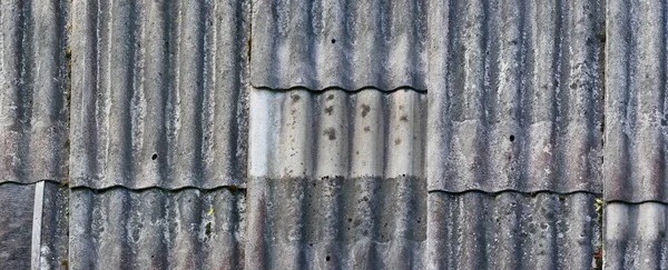 Konsistens av en gammal vintage tak täckt med vågiga år asbest t — Stockfoto