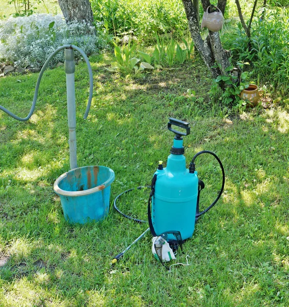 Подготовка и наполнение садового распылителя гербицидом для — стоковое фото