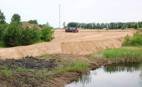 Entwässerung des Sumpfes und Beginn einer Großbaustelle — Stockfoto