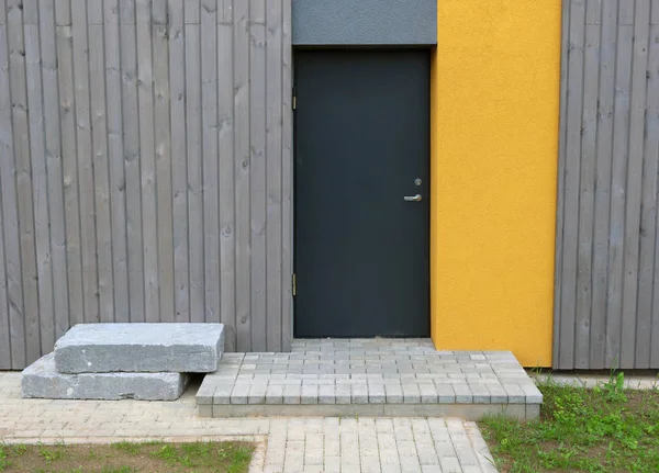 Nouvelle porte blindée en acier dans le mur d'un hangar rural en bois — Photo