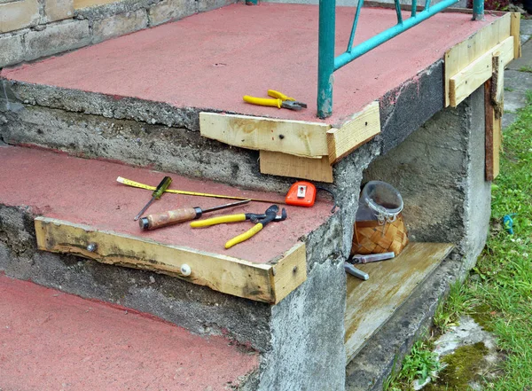 Yıkılan beton sundurma basit ev yapımı tamiri — Stok fotoğraf