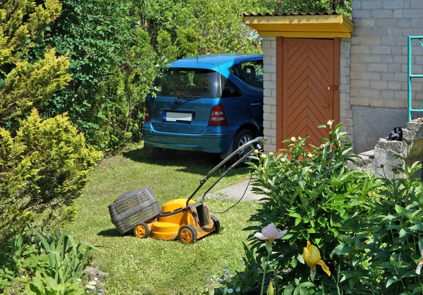 Rotto vecchio tosaerba elettrico — Foto Stock