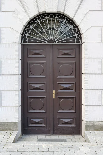 Puerta de calle de roble moderno en estilo retro vintage . —  Fotos de Stock