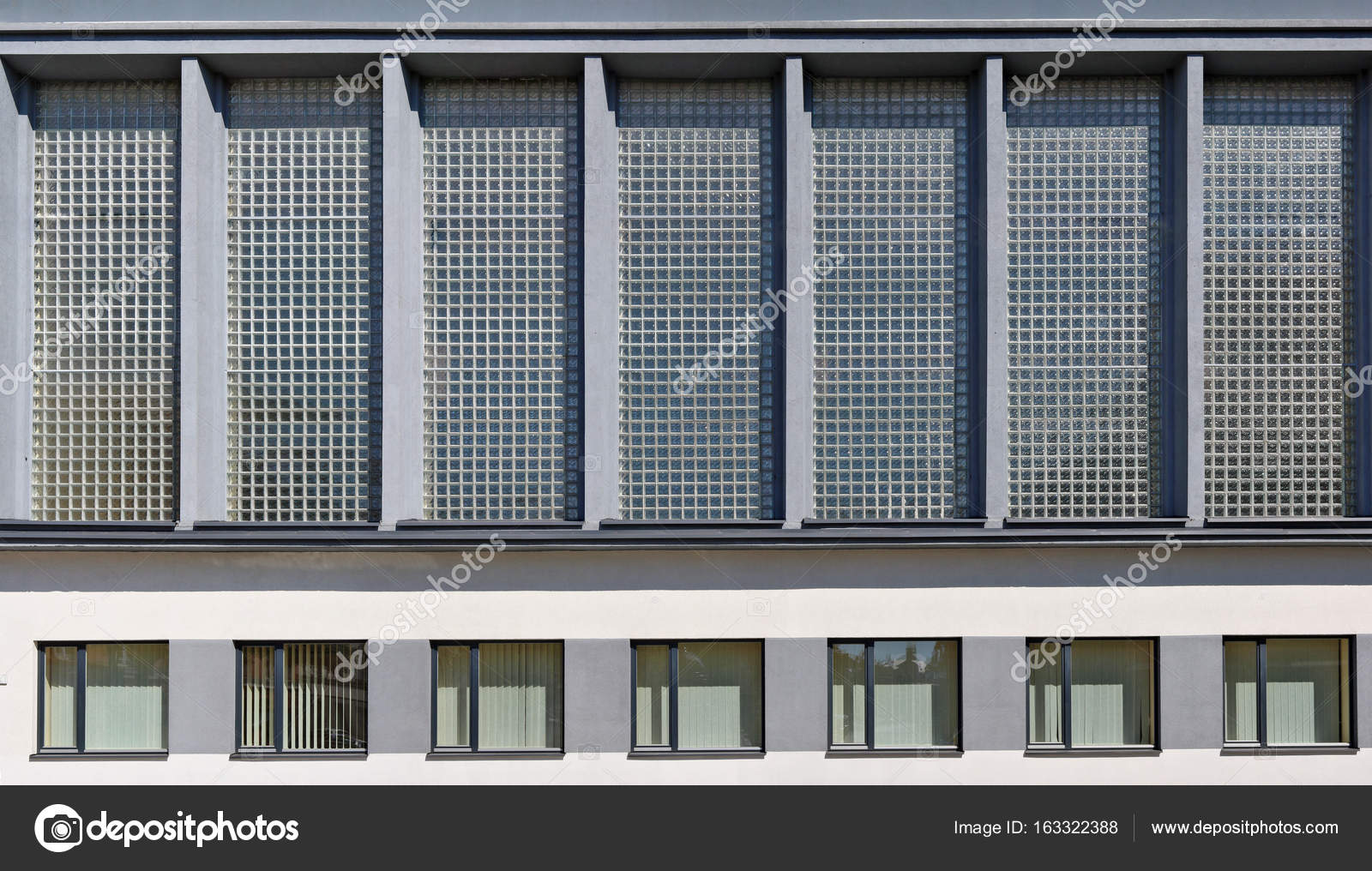 Wand aus Glasbausteinen — Stockfoto © vilaxlt #163322388 Wand aus Glasbausteinen — Stockfoto © vilaxlt #163322388
