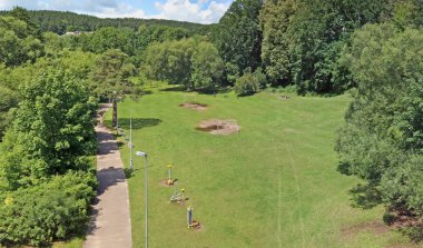 Boş spor zemin futbol kapılar ve simülatörleri bir clea üzerinde