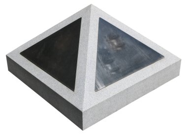 Bir bütün pasta ipten bir piramit şeklinde küçük bir nesne