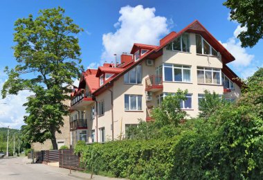 Street, çit ve modern elit daire yapı parçası