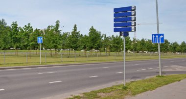 Mavi ışık yol işaretleri beyaz oklarla yansıtan
