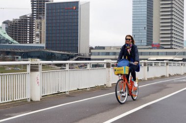  Litvanyalı model Mergaite Aviva emeklilik fonu tanıtır