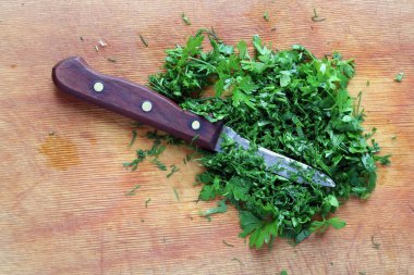 Meşe mutfak kesme tahtası ince kıyılmış baharatlı yeşillik olduğunu.