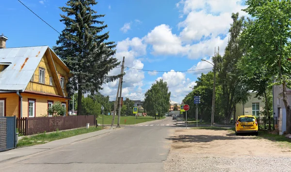 Fragment ulicy, zielonych trawników oraz rustykalny Apartament — Zdjęcie stockowe