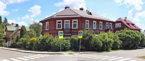 Fragment tipické ulice rozcestí a rustikální dřevěný — Stock fotografie