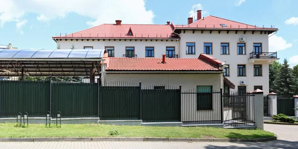 De achterzijde van de Russische ambassade in Litouwen — Stockfoto