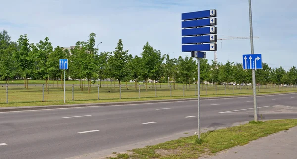 Синий свет, отражающий дорожные знаки с белыми стрелками — стоковое фото