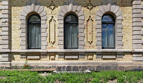 Três janelas em uma pequena igreja desconhecida . — Fotografia de Stock