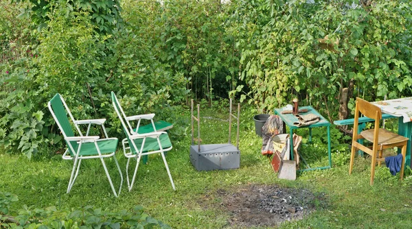 Früher Julimorgen - leerer Grillplatz — Stockfoto