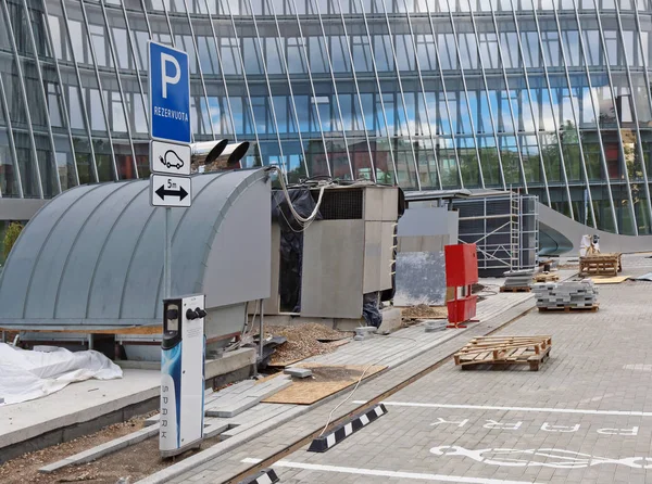Car park and a charging station for electrical machines of the — Stock Photo, Image