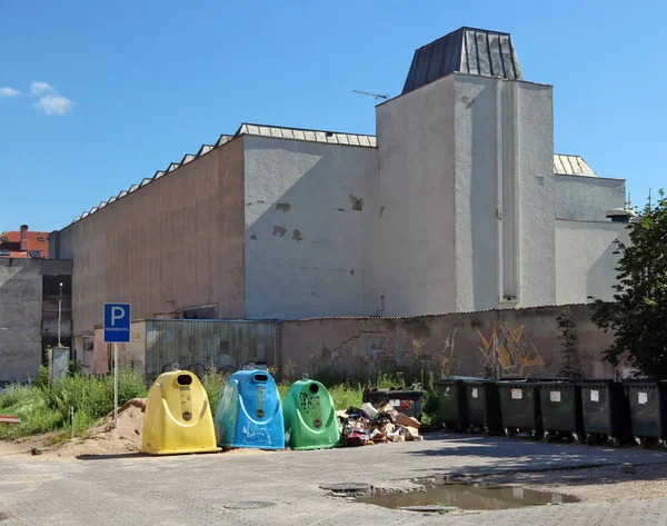 Internal dirty yard and garbage dump of the Modern Lithuanian A — Stock Photo, Image