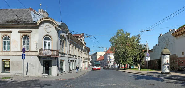 Проїжджої частини вулиці Geliu (квіти) облицьовані гранітом — стокове фото