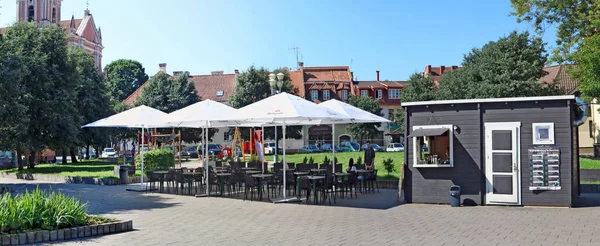 Café de verão aberto em um jardim verde — Fotografia de Stock