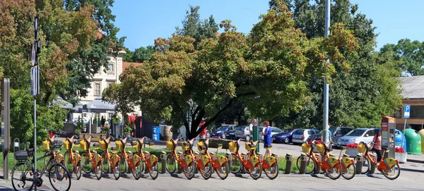 Alquiler de bicicletas naranjas con el fondo de pensiones Aviva publicidad — Foto de Stock