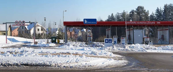 Deriva de nieve sucia y hielo frente al auto-servicio de lavado de coches — Foto de Stock