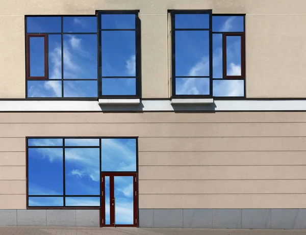 Szklane drzwi i okna w nowoczesnym budynku z odbicia nieba — Zdjęcie stockowe