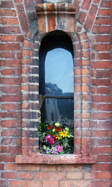 Ein Blumenstrauß für die heilige Jungfrau Maria — Stockfoto