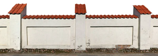 Een fragment van een gerenoveerde oude bakstenen kerk hek. — Stockfoto