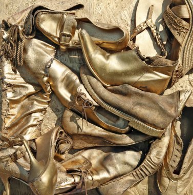 Yıpranmış eski altın ayakkabılar boyanır hiçbir ismi