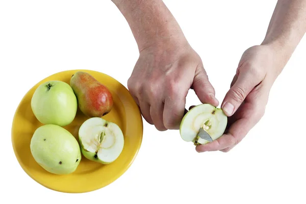 Kocken skär äpplen och päron — Stockfoto