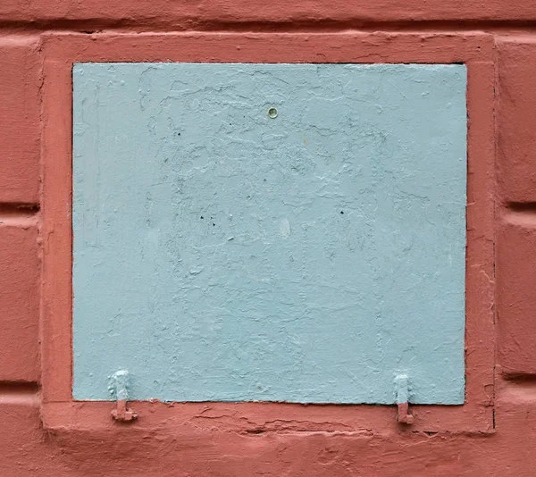 Escotilla de metal gris en pared roja —  Fotos de Stock